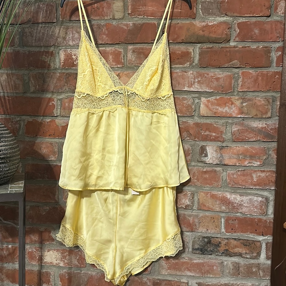 yellow two piece Victoria secret set, with tags never been worn, size medium